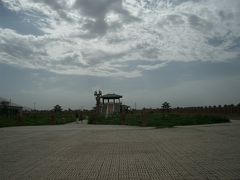 11:20　アスターナ古墳群へ

次に訪れたのはアスターナ古墳群です。
アスターナ古墳群は吐魯番市内から南東へ36kmにある墓地群です。