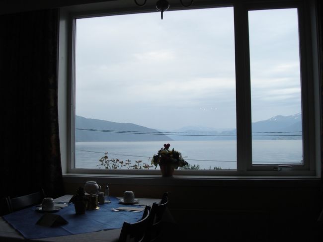 朝食を頂きながらフィヨルドが目の前に見えます
