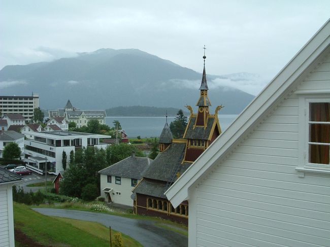 部屋からの風景　バレストラン2日目は少し雨が降っています。イングリッシュチャーチも見えます