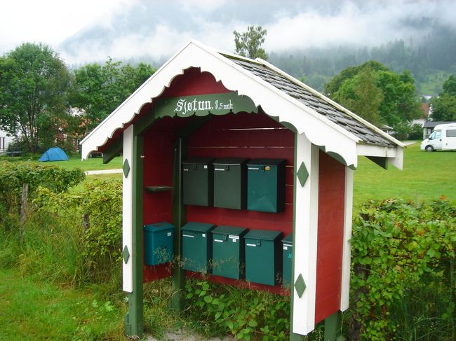 家のポストが道端にあります