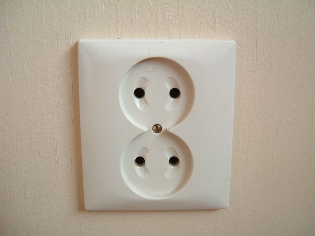 コンセントの形状はこちら　すべてのホテルやペンションがこの形状です