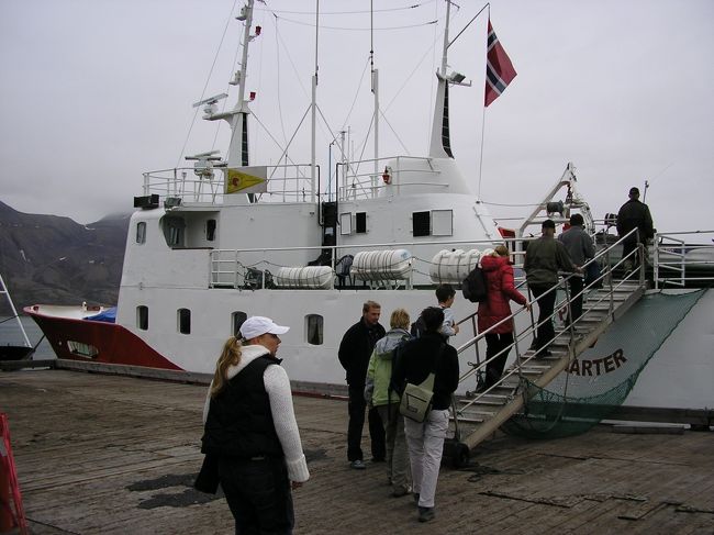 PyramidenへのツアーはPolor girlというTromso所属の船で出かけました。丸一日で\\17000です。高くても出かけるためにはそれ以外の交通手段なりがありません。