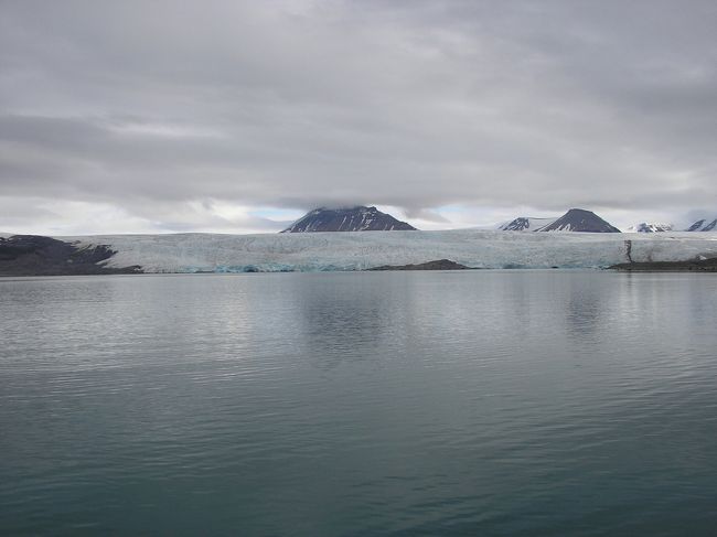 Skansbuktaでは氷河が海に落ち込んでいます。