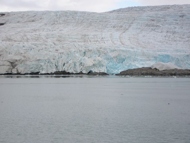 氷河の青さは独特で綺麗です。