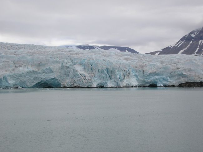 時々ここから氷河が海に崩れ落ちます。その迫力は表現できる物ではありません。