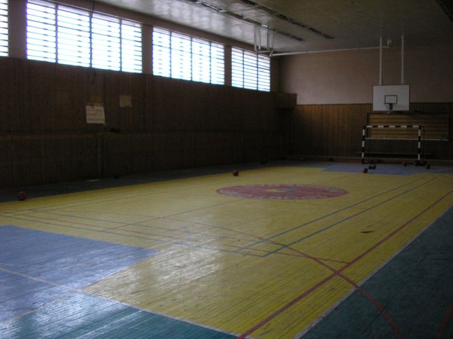 一時は数百人のロシア人が住んでいたので体育館とか、図書館とかの娯楽施設があります。ロシアはここを引き上げる際に個人的な物以外はすべておいていったため、今でも使えそうです。