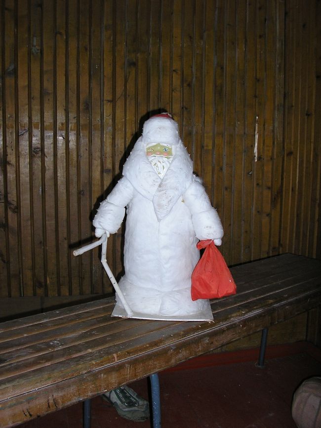 北緯７９度のゴーストタウンにすむこのサンタが年に一度本当のサンタになって世界中の子供たちに夢を与えているのでは、などと柄にもないことを思わせる物がここにはあります。