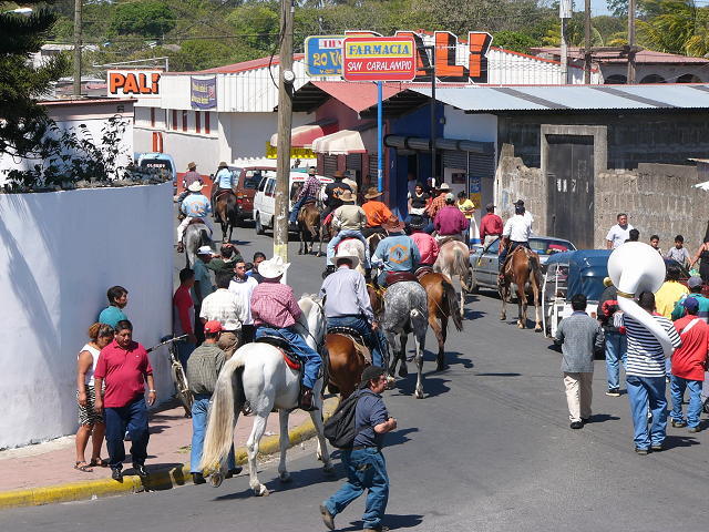 <br />あちこちの小路から次々に馬の列がやってきて<br />教会前に合流する。<br />