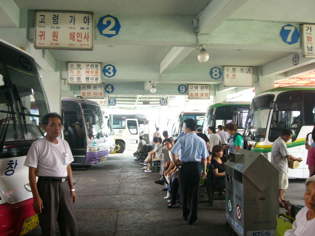 　東大邱駅から地下鉄（乗り場がわからず右往左往。地元の人に教えてもらってようやく乗れた）に乗って，西部バスターミナルへ向かいます。ここから海印寺へのバスが出ています。バス代は４０００Wです。