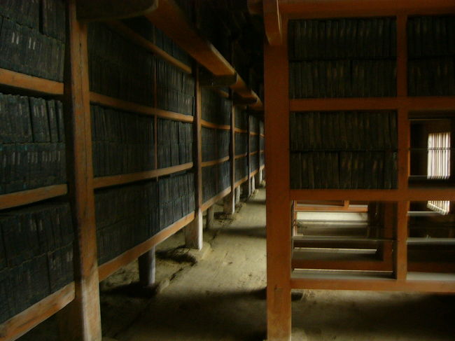 　八万大経蔵その２です。恥ずかしながら，私はこの目で見るまでどんなものかわかりませんでした。これを彫る作業は一種の修行だったようです。