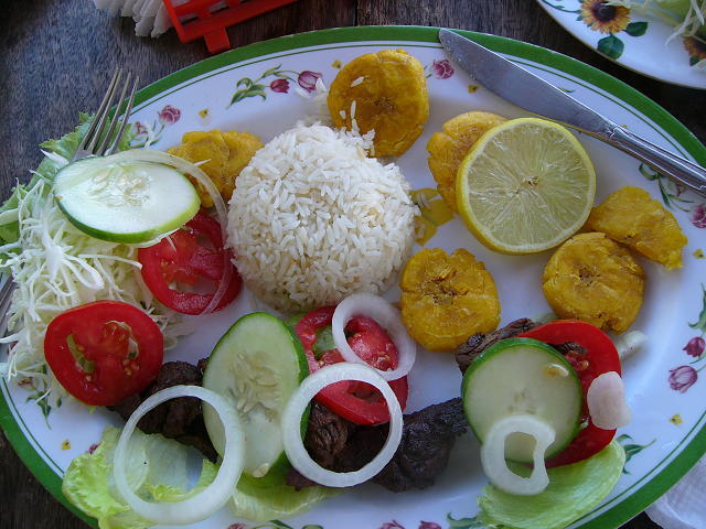 湖畔の庶民的なレストランで昼食をとりました。<br />ステーキが硬くてあごが十分に鍛えられました。<br />が、お肉はさっぱりしてとてもおいしかったです。<br /><br />必ずバナナチップスか、つぶして揚げたバナナがついてくる。それがもちもちしておいしい。<br /><br />帰りがけ、ニカラグア湖のソレンティナメ島にしかいないと思っていた鳥の巣を先生がみつけました。<br /><br />木の葉を上手に編んで作った巣が枝からいくつもいくつも袋のようにぶら下がっています。<br />葉を全部むしられるのでその木は立ち枯れ状態になるんだそうです。<br /><br />ソレンティナメ島に行かずに見られてラッキーでした。<br />セスナ機か、船だとグラナダから１５時間だそうなので。