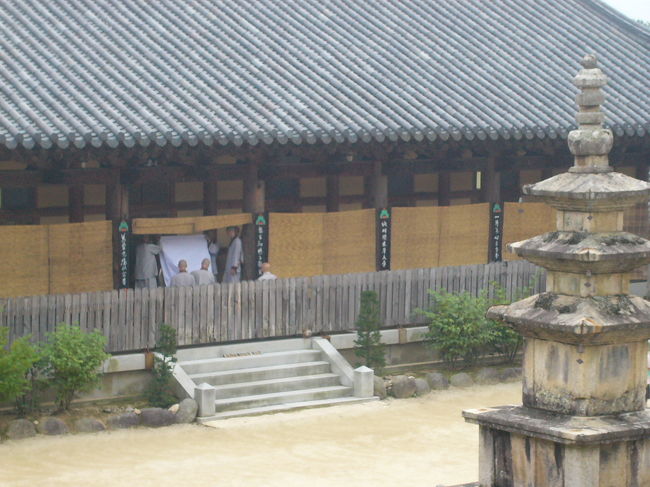 建物の中で，お坊さんたちがお経をあげていました。実際に修行僧がいるお寺なんですね。これはお経（というか勤行？）が終わり，荷物を運んでいるお坊さんたちです。