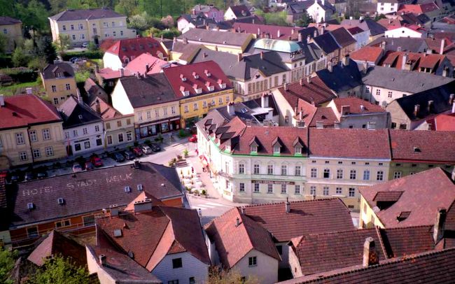 私の泊まったガストハウスはホテルシュタットメルクの右斜め前にある緑のストライプが入った白い壁の建物です。<br />この写真ですと丁度中央に位置しています。<br />1階はレストランになっていて、私が行った当時はアイスクリームも店頭販売していました。<br />そのおばちゃんに部屋に泊まりたい旨を伝え中へ入れて貰いました。<br />当時シングル4000円<br />ツイン6600円でした。<br />今はユーロ高ですのでシングル5500円は見といたほうが...。<br /><br />この写真はメルクの修道院からの眺めです。