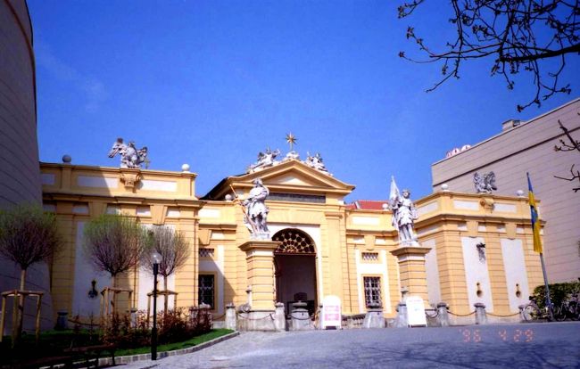 メルクの修道院の門<br />旧市街から丘の上まで少し登るとこの入り口が目に入ってきます＾＾<br /><br />