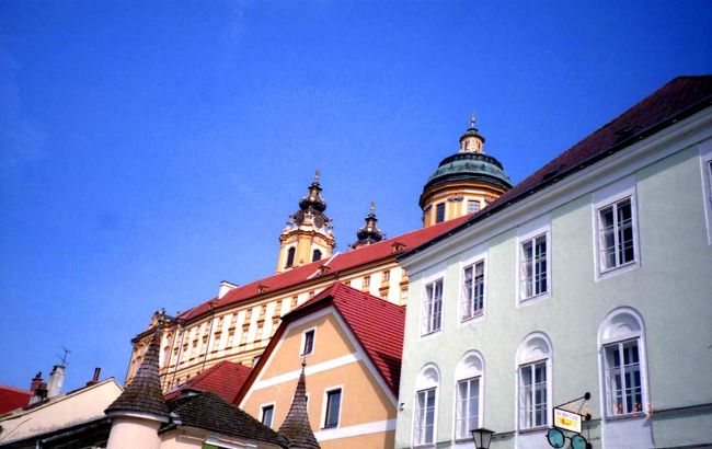 メルクの街中から修道院を撮影<br /><br />お土産屋もカフェもレストランも雰囲気最高でした。<br />こじんまりとしていますが観光地として盛り上げようという一体感のようなものを感じました。