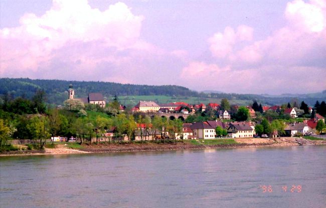 メルクの街並みを満喫して<br />いざ遊覧船に...確かユーレイルパスが使える筈...<br />実際行ってみるとチケット売り場のおっちゃんいやな顔して『もうタダじゃない』というではないですか。<br />値段を聞くと結構なお値段....(ToT) 。<br />ここで私のユーレイルパス貧乏性がとんでもない選択を。<br />バッハウ渓谷は見たい、しかし金は払いたくない。<br />いやタダだと思っていたので腹が立つ...<br />待てよ...対岸のエマースドルフからデルンシュタインの間は確か景勝路線だった筈...<br />よし！対岸まで歩こう〜〜〜！<br />こうやって悲劇は始まったのでした。<br /><br />私には対岸のエマースドルフがこんな感じに見えていました(笑)。