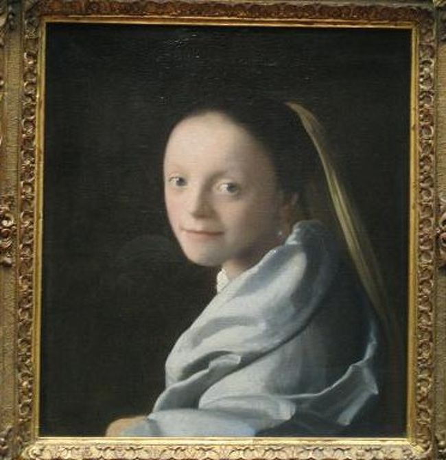 フェルメール<br /><br />白い顔の女の子。<br />きっと、夢見心地の所、呼ばれて振り返り、<br />現実に戻った一瞬みたい。<br /><br />大きな目には、少し戸惑いが感じられた。<br /><br />衣服の柔らかさがとても美しい。