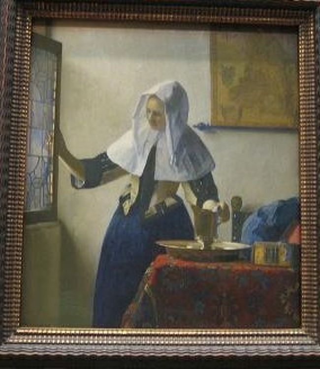 フェルメールは「青」が美しい。<br /><br />「ラピズラズリ」の石を砕いて使っていたとか。<br />今でも、オランダの風車で作っているそうです。<br /><br />いつもこの「青」に感動する。<br /><br />フェルメールの絵は、どの絵にも静寂感がある。<br />描かれる人物はふつうの人。<br />でも、優しく品性がある。<br /><br />癒される作品です。