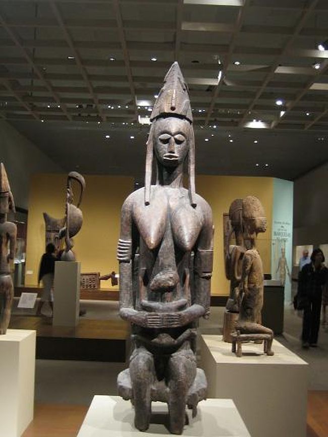 懐かしい西アフリカ「マリ」の木彫。<br /><br />とんがった立派な「おっぱい」は、<br />まさしく女の生命力！<br /><br />面白い木彫作品でした。<br /><br /><br />