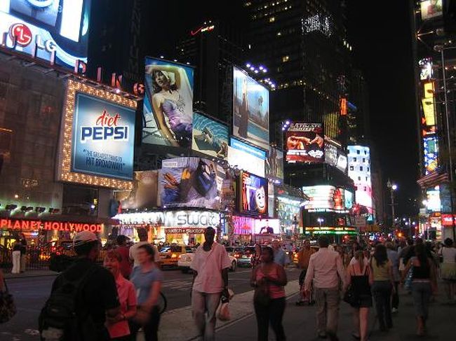 ブロードウェイに夜の帳が・・・<br /><br />暑いＮＹの夜でした。