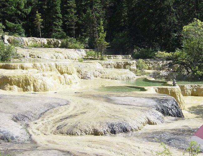 山口県の秋芳洞の中で見た黄色いカルストが洞窟でなく、地上に出てきた姿です。これがウロコのように見えるので、黄色い龍ということで、黄龍と言われるのでしょう。 