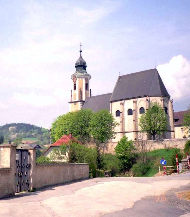 エマースドルフの教会<br />このすぐ先に駅がありました。<br />オーストリア皇帝に愛された街<br />として有名です&#9835;<br /><br />★エマースドルフの宿一覧<br />http://www.emmersdorf.at/cms/index.php?option=com_content&amp;task=view&amp;id=101&amp;Itemid=220<br />(左のジャンル一覧をクリック)<br />Hotels ホテル<br />Gasth&#228;user ゲストハウス<br />Privatpensionen プライベートルーム<br />Ferienwohnungen 長期休暇宿