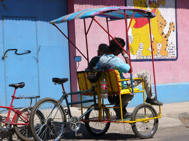 何年か前まではこの手のものはニカラグアになかったそうです。<br /><br />「アジアから入ってきたんじゃない？」<br />とニカラグア人のお友達がいってましたが、デザインが違いますね。<br /><br />極限まで簡素化した、というか、よりそよ風を感じるタイプ。