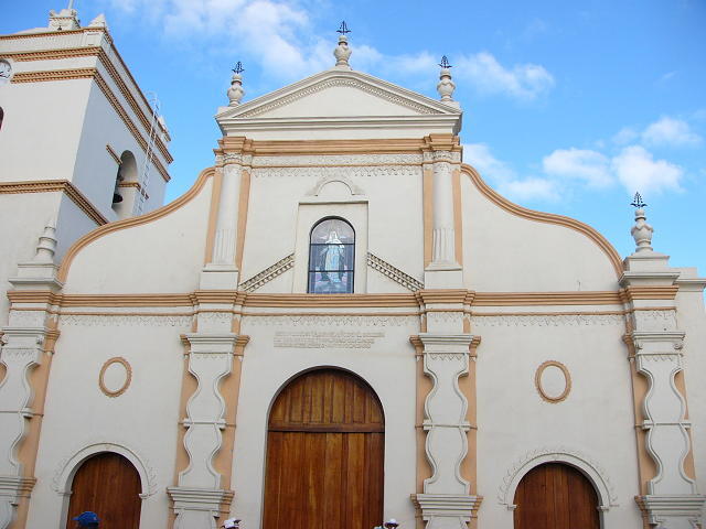 マサヤは全国の手工芸品を集めた観光市場が有名ですが、ダンスが盛んなことでも有名な町だそうです。<br /><br />古くからののんびりした雰囲気が気に入ってるので、マナグアへの通勤も苦にならないとか。<br /><br />中央公園の教会。