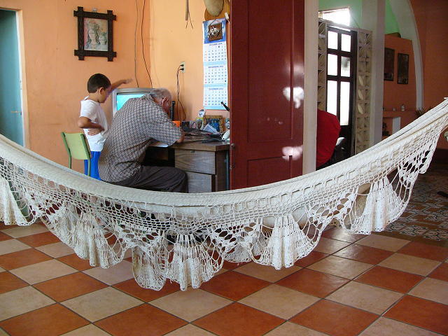 中庭につるしてあったハンモック。<br />白一色はむしろ珍しく、たいていとってもカラフルです。<br /><br />家々は隣同士がくっついているので<br />通りに面した入り口から見ると狭いように感じますが<br />中庭と奥庭が広いのです。