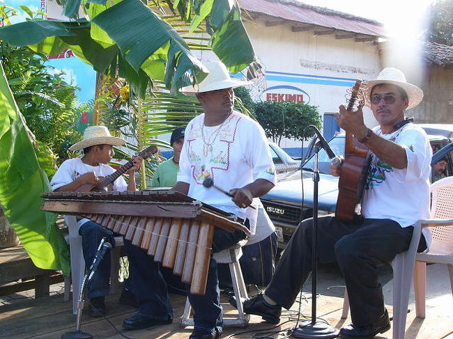 マリンバの音がかき消されそう。