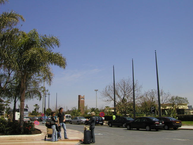 お昼ごろカサブランカ空港到着。<br />空港で、日本語ぺらぺらなフランス人一人旅行者さんと出会い、カサブランカ市内まで一緒に移動。<br /><br />仕事で日本にも何度か来てるらしく、なかなか深い話をした。<br /><br />わたしはカサブランカには滞在せず、すぐにSafi行きのバスへ。