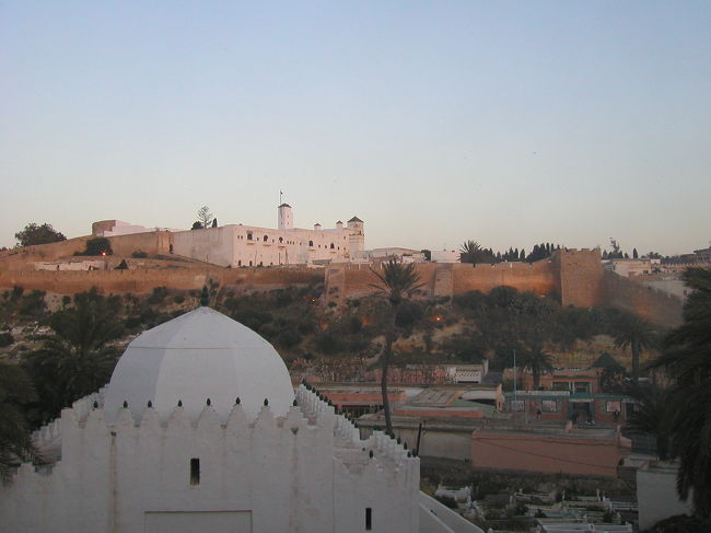 CTMでサフィに到着し、ホテル探しが難航して、観光しようとしたらもう夕方。もう閉めかけの陶工区をまわる。<br />陶工区から眺める博物館。