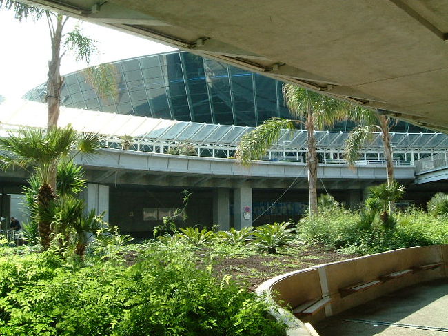 ニース・コート・ダ・ジュール空港です。<br />南国の雰囲気たっぷりの空港です。