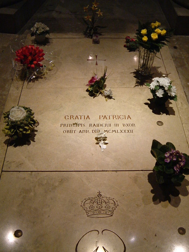 モナコ・故グレース王妃の眠っているお墓です。今もお花が絶えないそうです。