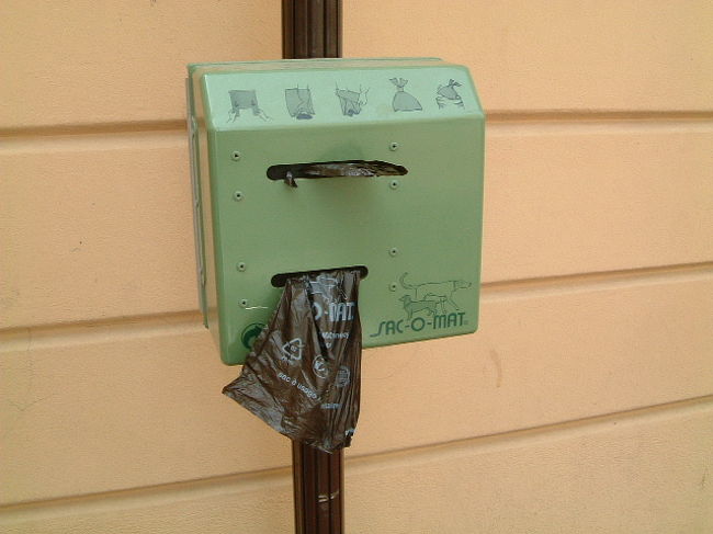 モナコはお金持ちの国。ワンちゃんのお散歩コースにありました。