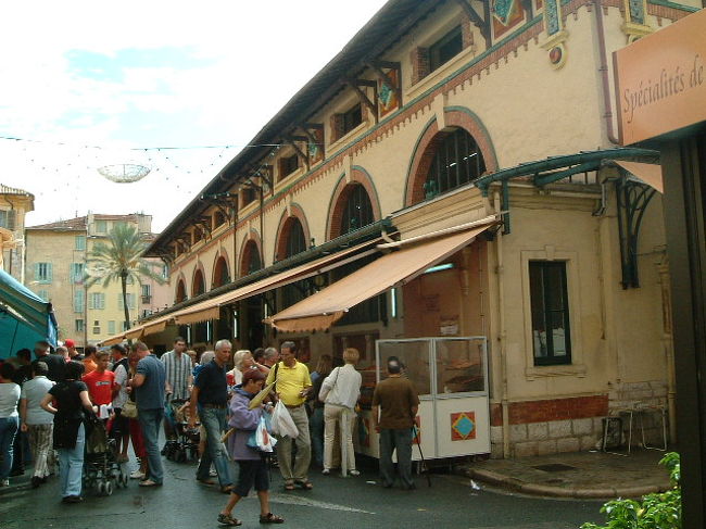 イタリアとの国境の町「マントン」の市場