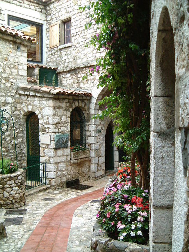 鷲巣村「エズ」村の小道です。