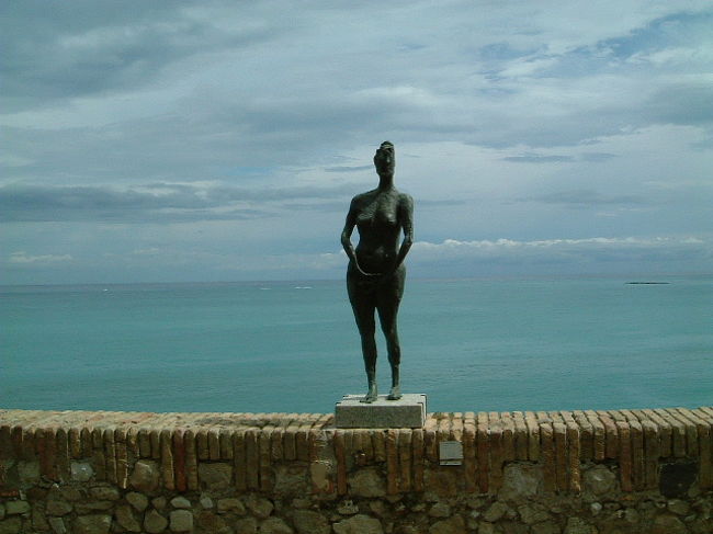 アンティーブのピカソ美術館のテラスから地中海を望む。