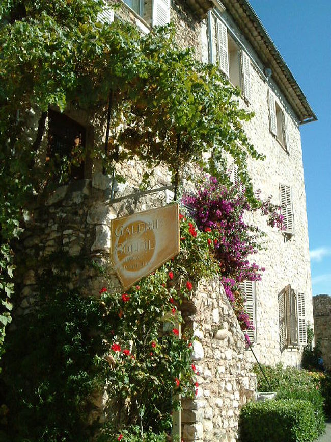 イブ・モンタン、シャガールなど多くの芸術家に愛された街「サン・ポール｣の街角。