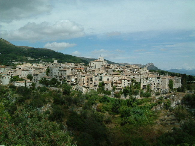 スミレの村「トゥーレット・シュル・ルー」の全景