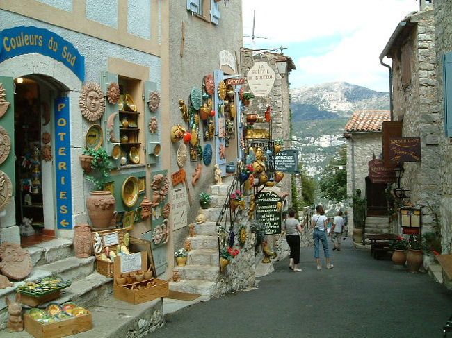 「グルドン｣の村。この村へは石灰岩の岩肌を見せる迫力満点のルー渓谷を走ります。