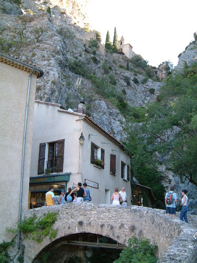 「ムスティエ・サント・マリー」もちろん「美しい村」の一つです。ムスティエ焼きのふるさとです。<br />山の中腹には「ノートルダム寺院（マリア様の教会）」が建てられていました。