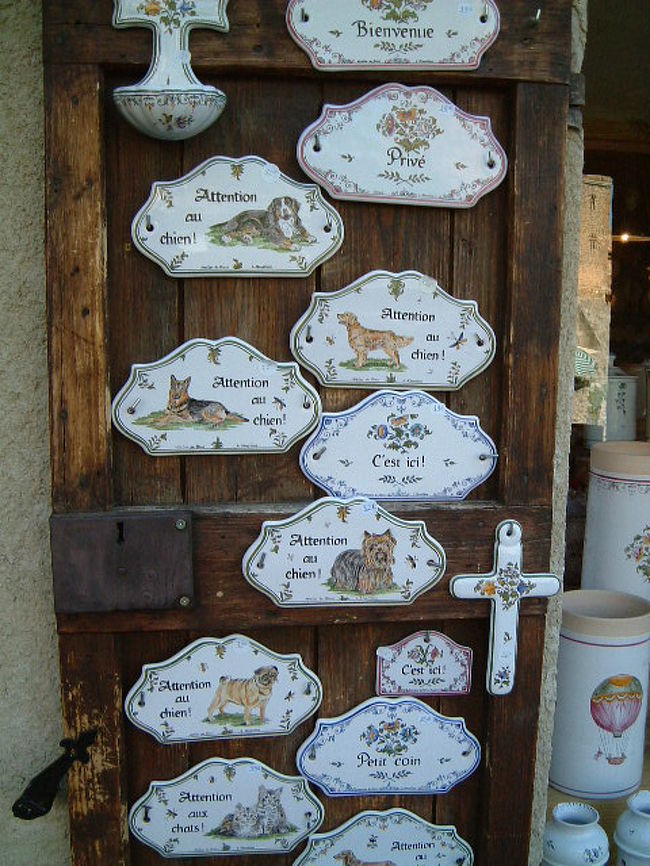 ムスティエ焼き<br />「ペットも家族の」ヨーロッパ人のための表札