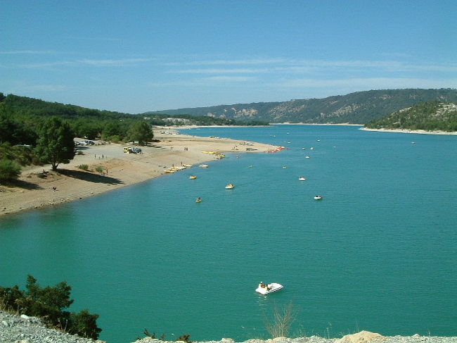 「サント・クロワ湖」では水遊びを楽しんでいました。