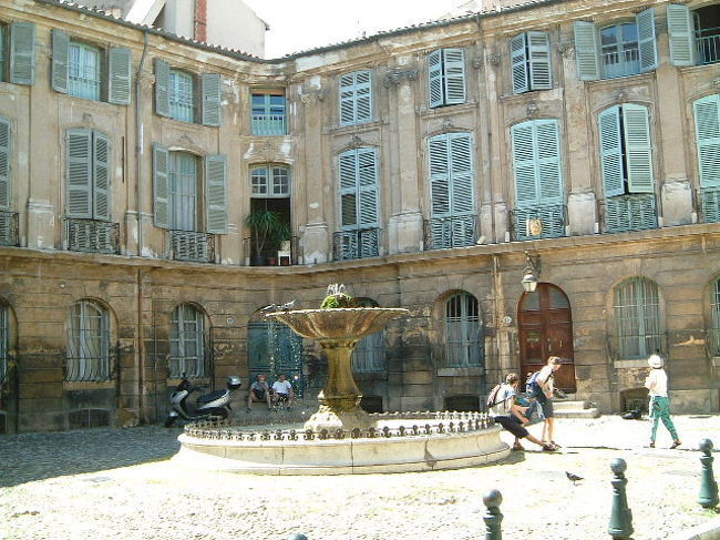 エクサンプロバンスは噴水の町です。たくさんの噴水がありました。暑さを忘れさせてくれます。