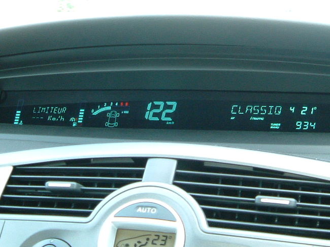 高速道路では最高速度140kmを出してしまいました。フランスの高速道路は日曜日は普通のトラックは通行禁止になっていますし、マナーも良い（走行車線を走っています）ので走りやすいですし、有料道路でも安いです。