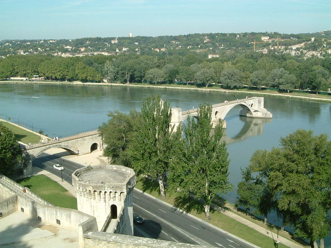 アヴィニヨンに寄りました。サンベネゼ橋を見下ろして。「♪橋の〜上で〜お〜どるよ、踊るよ♪〜」