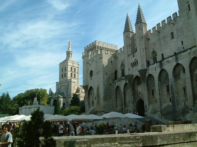 かつて100年間で9人の法王が住んでいた「法王庁」<br />内部は火事でほとんど焼けてしまいましたが、一部フレスコ画が残っています。入場料に日本語のイヤホンガイドが含まれていました。