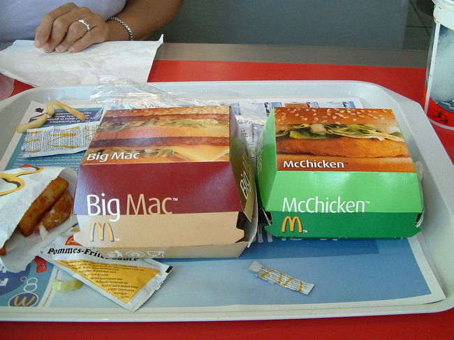 フランス料理に飽きてしまい、「マック」を食べました。おしゃれな箱入りでした。