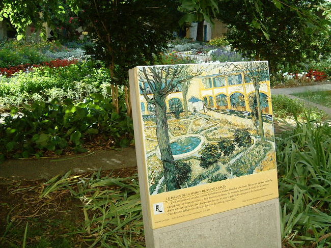 ゴッホが耳きり事件後入院していた病院。いまでは図書館になっています。